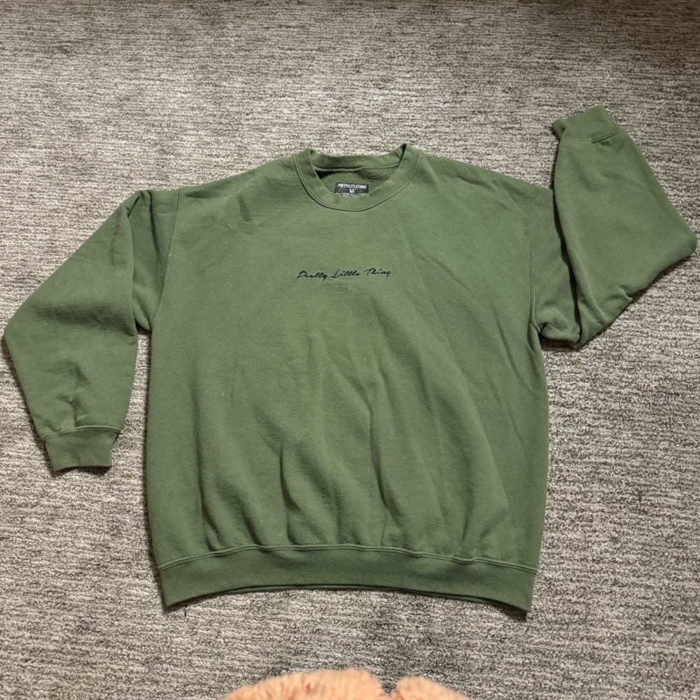 Pretty little thing crewneck!